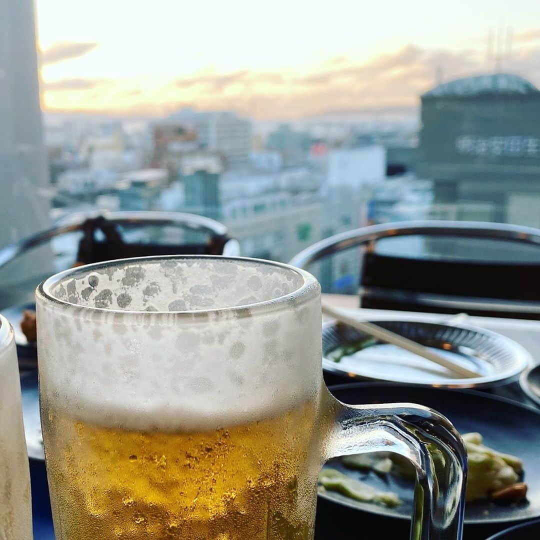 TOGGYさんのインスタグラム写真 - (TOGGYInstagram)「今宵は西日本新聞ビル屋上の天神スカイビアガーデンへ🍻  夕景と夜景＆飛行機✈️  八仙閣さんのチャイニーズが食べられるのはホントに幸せです。  締めの坦々麺に麻婆豆腐炒飯が美味し過ぎる！  この夏、職場の暑気払いやってない皆さん、是非‼️」9月13日 19時53分 - dj_toggy