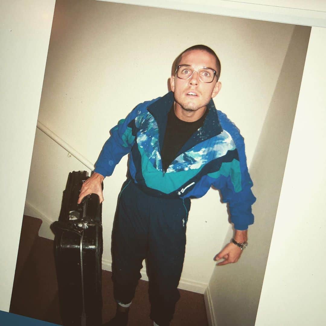 レオン・アンドレアセンのインスタグラム：「Hab dieses Bild gefunden und muss glaube ich kurz aufklären 😂 Einstand Werder Bremen 2005/2006 Die neuen müssten von den alten Spielern kurze trinken. Ich hatte am ende wie man sich vorstellen kann gut einen im Tee 🥴 Ich habe auf dem Weg nach Hause diesen 🧳 in einem Busch gefunden und dachte mir 🤔 💭 das muss ich natürlich aufmachen. Es befand sich ein vergammeltes (siehe Oberteil) Jogginanzug aus den 80ern mit passende Brille. Der Torwart und Däne Kasper Jensen ist kurz vor mir gegangen und dachte er muss ja wach sein. Hab geklingelt und seine liebe Frau Pennie hat aufgemacht und ich fragte ob die ein Problem haben. Die leicht schockierte Pennie hat mich überredet mein Bett zu finden und das war glaube ich ganz gut. So wie ich aussah wäre es im Nachhinein vielleicht besser gewesen das diesen Koffer hätte sein weg zu die Polizei gefunden 👀」