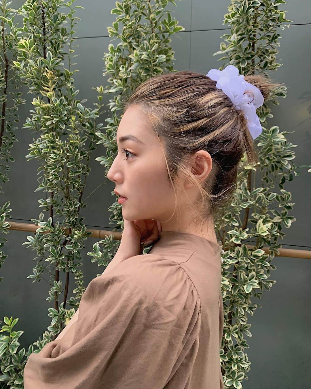 浪花ほのかのインスタグラム：「最近腕がパフパフしてるワンピースが好きなの〜(*¨*) そして今日もお母さんが作ったシュシュです♡タグしておきます♡」