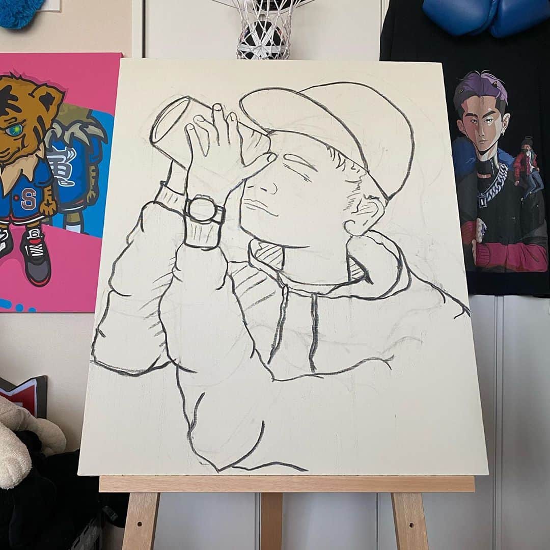 野替愁平のインスタグラム：「やってみたかった油絵。2日目。 ちょっと前に描いてた下書きが1日目として...  タイトルは「何が見える？」かな。(変更可能性あり😂)  学校で習ったことは見事に全部覚えてなかったので(何十年前の話だ...)YOUTUBE、サイトなど観ながらなんとかスタート。肌の色を作るのにめっちゃ苦戦した。やりながらわかってくることもあった。「やべぇ、絵具足りないな...」と作り直しても全く同じ色は作れない...それが面白いな。 PCやiPadで書くときは、スポイトで全く同じ色が吸い取れるけど、そうはいかない...これはこれでいいな。めんどくさがりの自分との戦い。部屋でHIPHOPかけながら描いて、気づいたら数時間経ってた😯  今日の時間だけでいろんな考えに出会えた。  感謝🙏✨  #油絵 #処女作 #レッドカップをのぞく少年 #何が見える」