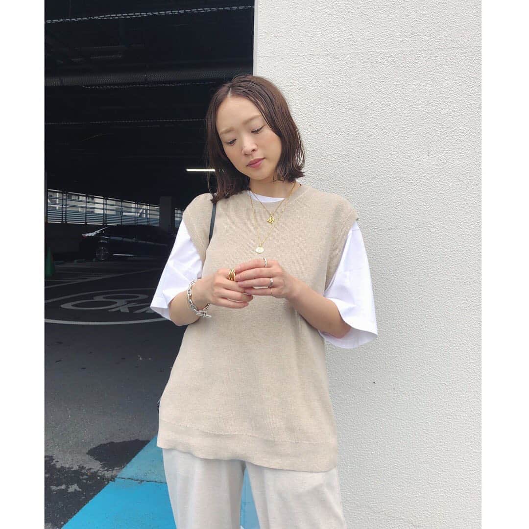 野尻美穂のインスタグラム：「昨日のユニクロベスト😌 サイズはLだよ🙂 今の時期ちょうど良い○ 名前調べたらオーバーサイズクルーネックベストとなってました👌ご参考になれば🥰  #ユニクロ #uniqlo  #すっごく使える」