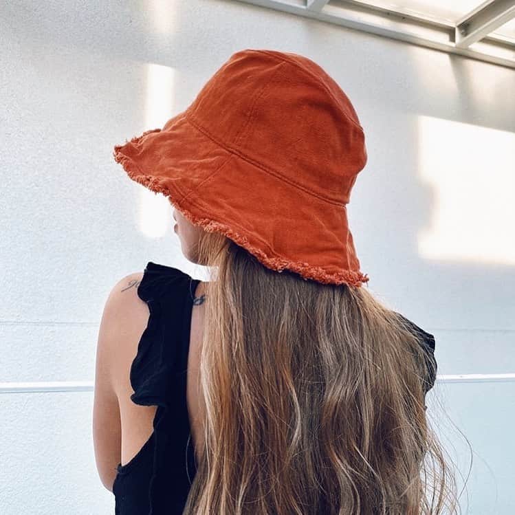 のインスタグラム：「#restock﻿ ————————————﻿ ﻿ ☑︎ Cutoff Damage Bucket Hat (¥4,590+tax)﻿ ﻿ ダメージデザインがトレンド感のある大人気バケットハット再入荷致しました❤︎ ツバ部分は広すぎず狭すぎず、程良いサイズ感◎﻿ ワイヤーが入っているのでお好みの形にアレンジ可能です。﻿ ﻿ ﻿ ————————————﻿ #お問い合わせ番号w1760」