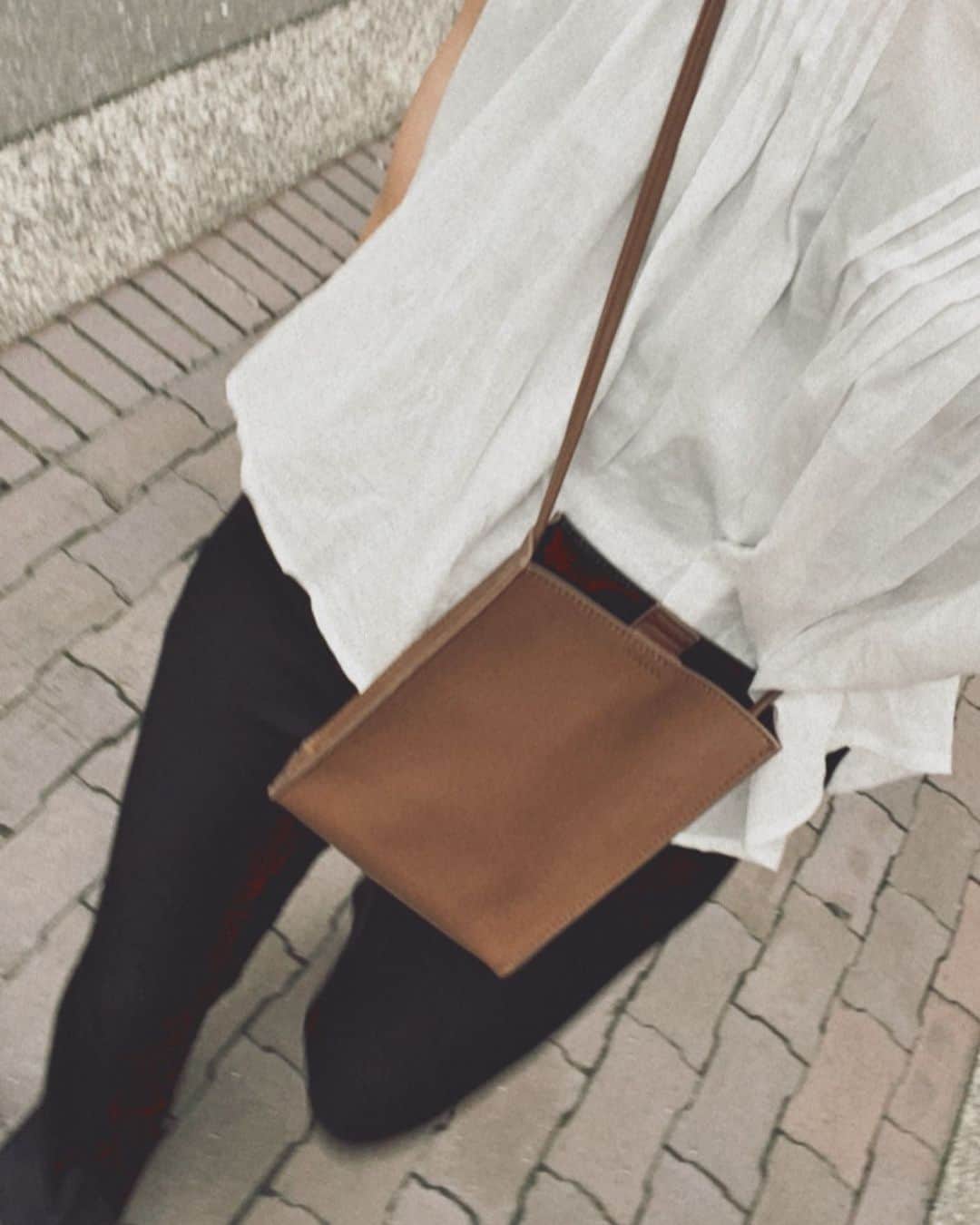 平山奈美のインスタグラム：「🤍🖤🤎  展示会で付けたバッグが届いた👜 コンパクトで紐調節も可能◎ ナイスコスパ◎ 結論最高◎  @anello_bag   #アネロ #バッグ #ショルダーバッグ #私服 #ファッション #コーディネート #コーデ #ママコーデ #大人カジュアル #モノトーンコーデ #シンプルコーデ #ザラ #プチプラコーデ #コスパ」
