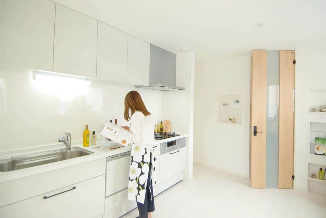 京都建物のインスタグラム：「□■□ホワイトの床で明るいおうちづくり■□■﻿ ﻿ 少し狭めのおうちは床に明るい色を使用して、﻿ 明るくしてみましょう！✨﻿ 重ための色を使用した時よりも広く明るく見えます🌱﻿ 壁紙もアクセントを多くは使用せず、﻿ 建具で色のアクセントをつけています﻿ ﻿ 家具も背の低い家具で揃えると﻿ 視界が広がり圧迫感を感じません😳﻿ ﻿ ﻿ あなたの家が世界で一番素敵な場所であるために。﻿ 京都建物が“理想のあなたの家づくり”をサポート致します！﻿ ﻿ まずは、お気軽に京都建物モデルハウス・コンセプトハウスへお越しください♪﻿ きっと、家づくりのヒントが見つかる有意義な時間が過ごせるはずです！﻿ ﻿ あなたのお越しをお待ちしております♪﻿ ﻿ ﻿ ギャラリーページはホームページから チェック頂けます◎﻿ ■トップページのURLをクリック■﻿ ﻿ 【あなたの家それは世界で一番素敵な場所】﻿ ---------------------﻿ more phots...👉@kyototatemono_﻿ ---------------------﻿ ﻿ 地震に強く、夏は涼しく、冬は暖かくて住み心地の良い、おしゃれな #マイホーム を建てたい！﻿ 今の住まいを自分の好みに建て替えたい！﻿ そんな方は、ぜひ#京都建物　にご相談下さい ↓プロフィール欄からHPに移動できます。﻿ ---------------------﻿ @kyototatemono_﻿ ---------------------﻿ ﻿ お家のあれこれ住まいづくりの﻿ ヒントはこちらで随時更新中❗﻿ ↓↓↓﻿ ----------------------﻿ @_kyototatemono_﻿ ----------------------﻿ ﻿ #京都建物 ﻿ #京都建物株式会社﻿ #注文住宅 ﻿ #自由設計 ﻿ #建築﻿ #住宅デザイン﻿ #京都工務店﻿ #宇治工務店﻿ #interior﻿ #新築分譲地﻿ #宇治市﻿ #子育て ﻿ #住まい ﻿ #新築 ﻿ #新築一戸建て ﻿ #暮らし ﻿ #工務店 ﻿ #マイホーム計画﻿ #内観デザイン﻿ #インテリア ﻿ #リビング﻿ #おうちづくり﻿ #京都分譲地﻿ #京都ランチ﻿ #白い床﻿ #おしゃれ﻿ #3階建て」