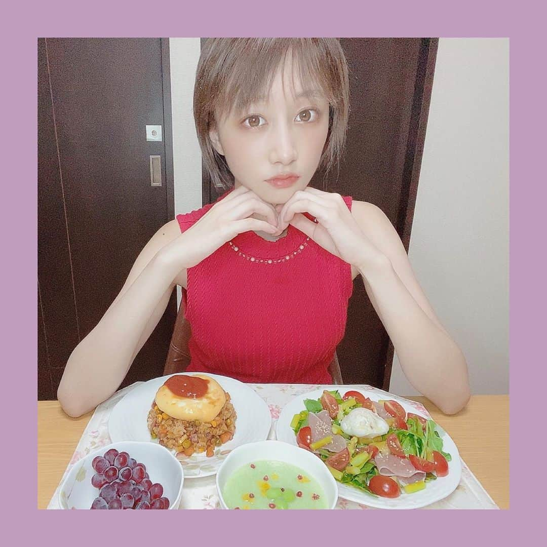 福島雪菜のインスタグラム：「ʚ✞ɞ * * 今日の晩ごはん( ˶˙ᵕ˙˶ ) * ✧まんまるオムライス ✧アスパラ・生ハム・温玉サラダ ✧枝豆のポタージュ ✧デラウェア * 舌がお子様なので、オムライスとか カレーとか大好きなんです。わら * * #手料理❤️ #おうちごはん」