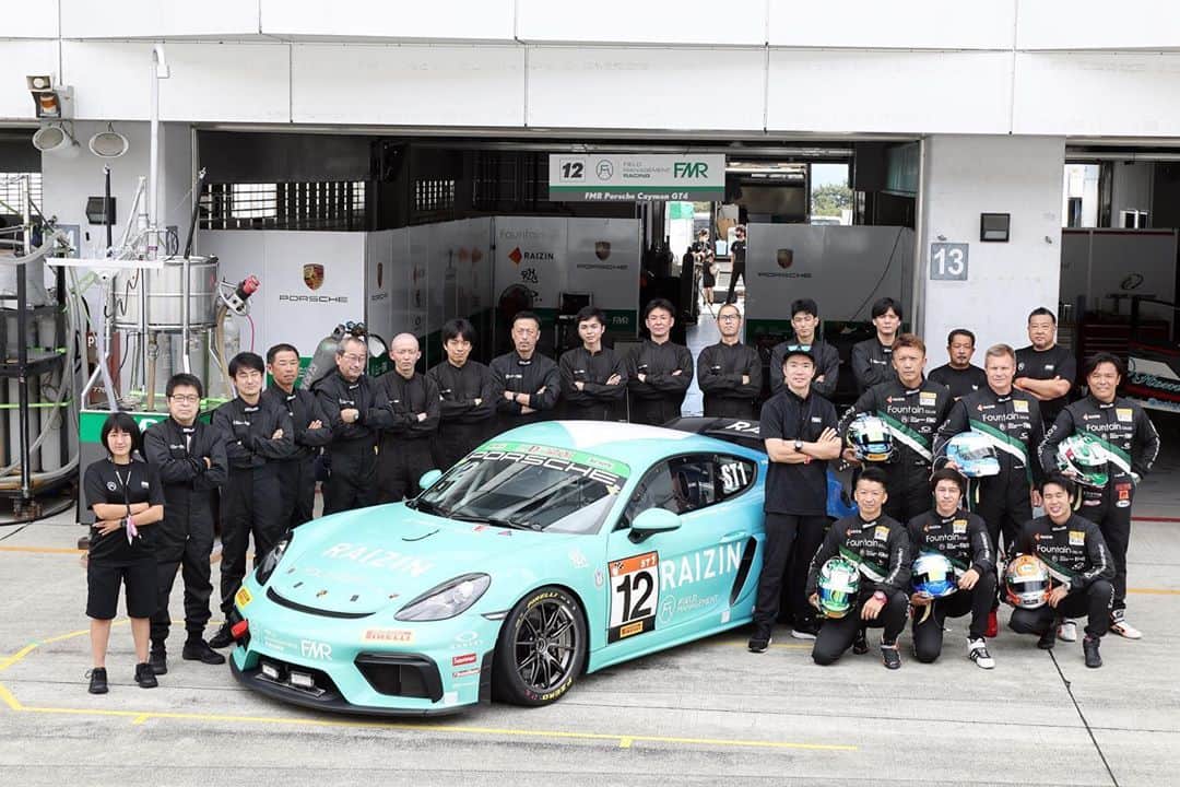 真矢のインスタグラム：「・ ・ S耐写真もネタが尽きたので、 私のもう一つのS耐をご紹介🏁  昨年の夏に結成された、私がマネージャーを務めるFIELD MANAGEMENT RACING ✨  今年は元F-1ドライバーミカサロさんの息子である、マックスサロ選手を起用し、PSCJにフルエントリーをしておりました。  3月に行われた開幕戦1戦のみ出場したところで、コロナ。。。😭  その後の改訂されたスケジュールが全く噛み合わず、このままシーズンを終えてしまって良いのか。。。という時に、このS耐24時間レースへのスポット参戦が浮かび上がりました。  元々はスポンサーとして尽力してくださっていたFountain様が、ここでジェントルマンドライバーとして加わる事になり、更にはマックスの父ミカさんも参戦、そしてベテランの松浦選手・平木選手も仲間入り。  PSCJで結成されていた私(マネージャー)を含めるメカニック、そして井出さん(監督)、諒くん(アドバイザー)は全て他のチームでS耐エントリーが決まっていた為、マックス以外はメンバー総入れ替え💦  参戦が決まってからは急ピッチでマシンのアップデート、テストや練習走行を重ねてきました。  当日こそ力にはなれませんでしたが、井出さん・諒くん・私にとってはずっと見守ってきた大切なチームです😌✨  無事に完走し、表彰台にも上がれてホッと胸をなでおろしました😌✨  井出さんのチームとは同じTCRクラスで、最後の最後までバトルでドキドキヒヤヒヤしたけど、FMRはクラスが違って良かった〜😭と心底思った💦  生まれたてのチームがいきなりこんな大きな挑戦を成し遂げた事に、FMRの強さを感じました💪  今後の活動はまだ未定ですが、これからモータースポーツ業界を盛り上げるチームに必ずなると信じています👍  ✴︎ ✴︎ #fieldmanagementracing #fieldmanagement #porsche #caymangt4 #caymangt4clubsport #raizin #大正製薬 #fountain #ronherman #oakley #photographer @hiroyuki_orihara」