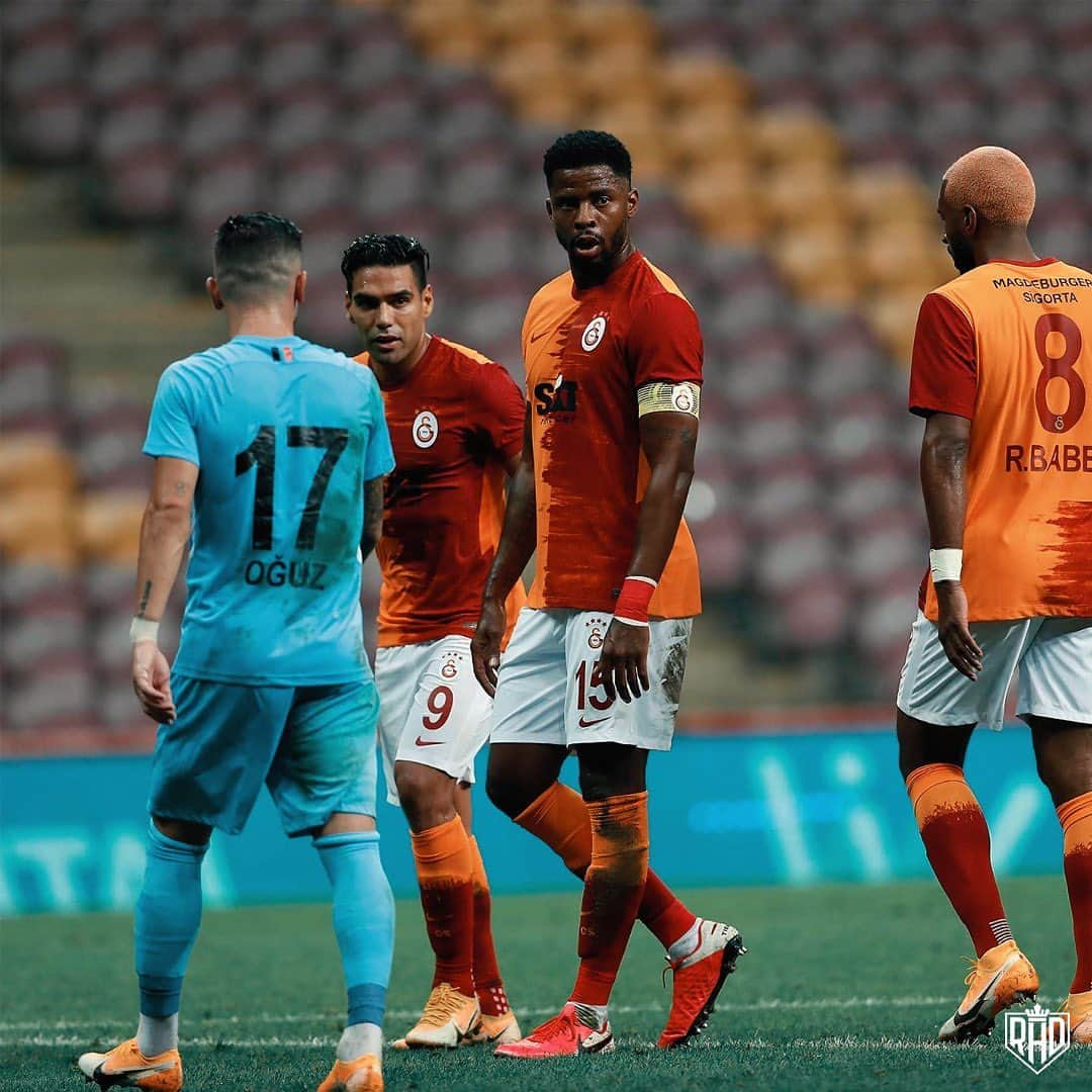 ライアン・ドンクのインスタグラム：「İlk matj utsj puan. Dewam 🦁💛❤️ #GALATASARAY」