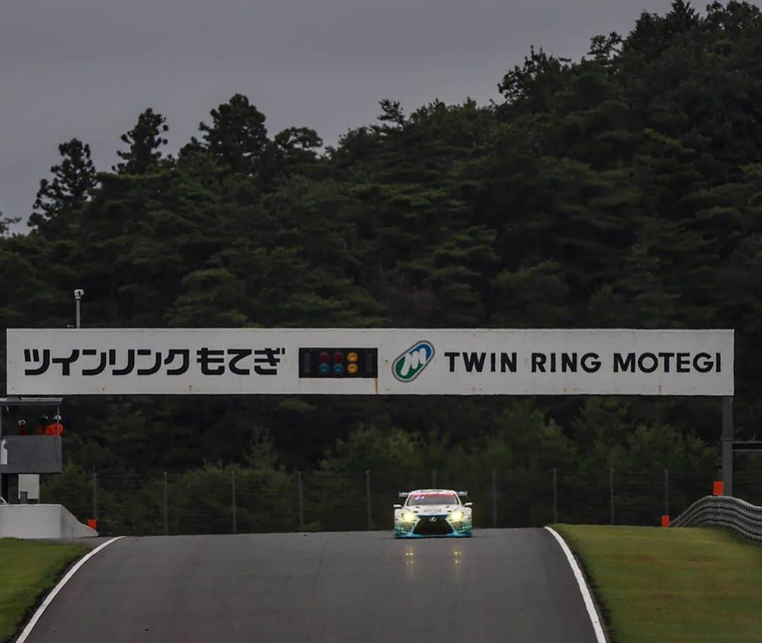 吉本大樹さんのインスタグラム写真 - (吉本大樹Instagram)「P17 to P12 in today’s #SuperGT round4 #Motegi. Still struggling a lot but situation is slightly better than the last round in Suzuka. Hoping to have some grip back by next round Fuji in 3weeks time🙏🏻 17番手スタートから12位フィニッシュでした。未だポイント圏内が程遠く厳しい状況ですが前戦から比べたらレースには参加できていたかと思います。無観客の序盤4戦も終わり折返の第5戦から少しづつお客さんも入れるようになるみたいやし賑やかなレースになるかな！？応援ありがとうございました🙏🏻」9月13日 20時03分 - hiroyoshimoto