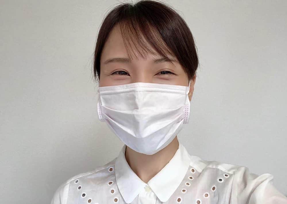 女子アナ47のインスタグラム：「元NHK大阪放送局石田鮎美です。 最近は人に会うときはもちろん、ちょっと外出するだけでもマスクが欠かせなくなりましたね。 先日「週刊ポスト」さんから、「相手を不快にさせてない“マスク会話術”」について取材を受けました。 ブログでは、スクをつけていてもしっかりと相手に自分の声を届けて、好印象を持ってもらえるコツをご紹介します！ 「声の大きさ・高さ・スピード」「笑顔の作り方」「身振り手振りの方法」など 少し意識するだけで伝わり方はグンと変わります！ぜひ、お試しあれ♪  ”47発信プロジェクト”でご紹介していますので、プロフィール欄のURLからご覧ください！  #コミュニケーション #マスク #マスク会話術 #会話術 #ウィズコロナ #アフターコロ #働き方 #ビジネス #プレゼン #話し方 #アナウンサー #MC #ナレーション #女子アナ47 #石田鮎美」