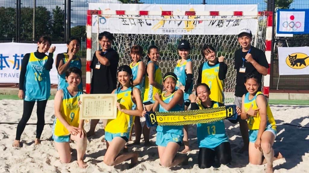 矢原里夏さんのインスタグラム写真 - (矢原里夏Instagram)「🇯🇵👙🤾‍♀️🏖🤾‍♂️﻿ 【22nd ALL JAPAN BEACH HANDBALL CHAMPIONSHIP】﻿ 🥈✨﻿ ﻿ 【全日本ビーチハンドボール 選手権】﻿ #Thetis東京 初公式戦にして、準優勝しましたー‼️🥈🤩✨﻿ ﻿ ライブ配信のアーカイブ観て、Thetis東京応援コメントしてくれてるの観ました！たくさんの応援を本当ありがとうございました‼️﻿ ﻿ ﻿ 初戦のガッチガチに緊張した感じは今思えば初々しくて笑えるし😂皆の一つ一つのプレーがこの短期間の成長を感じられて感動して試合中から1本1本ジーンと来ちゃった😭笑﻿ ﻿ 練習場所を提供してくださっている #タチヒビーチ 様はじめ、﻿ いつも応援してくれている皆様、﻿ そして練習相手してくれている皆様（主に通称テティ男）のおかげで私たちがおります！﻿ ﻿ 本当にありがとうございました‼️﻿ まだまだThetis東京始まったばかりです！ありがとう！﻿ これからもよろしくお願いします！﻿ ﻿ #日本一HAPPYなビーチハンドボールチーム﻿ #日本一ユニフォームがかわいいチーム﻿ #こだわりのタヒチアン柄でした﻿ #kawaii﻿ #キュンでしょう﻿ #Thetisファミリーありがとう😊﻿ ﻿ クラウドファンディングもよろしくお願いします🧜🏽‍♀️﻿ https://readyfor.jp/projects/ThetisTokyo﻿ ﻿ ﻿ ﻿ ﻿ #ビーチハンドボール #beachhandball #beach #sports #handball #ハンドボール #ビーチスポーツ #ヤハラリカ」9月13日 20時15分 - rika_yahara