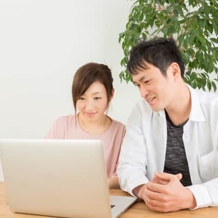 のインスタグラム：「withコロナ時代、結婚準備時間が長くなっているおふたりへ。 笑顔で結婚式を迎えるためのアドバイス💁‍♀️  ①ふたりの絆を深める時間にする 結婚式はスタートライン🌈 今後の人生をお互いにしっかりと話し合い、価値観や思い共有しあい、絆を深める時間を過ごしましょう🥰    #結婚お役立ち情報﻿ ------------------------------------------ 花嫁様のお役立ち情報をお伝えしていきます❤️﻿ ﻿ 疑問に思うことや不安なのことは﻿ 気軽にご相談くださいね🍀﻿ ﻿ ▷▷▶︎ @kanazawa.weddingcafe﻿ ------------------------------------------ ﻿ #金沢結婚式#金沢結婚式場#金沢結婚#金沢結婚式実例#金沢結婚式場探し#金沢披露宴#金沢結婚式準備#金沢プレ花嫁#金沢花嫁#金沢市#金沢#金沢カフェ#金沢ランチ#金沢カフェ巡り#おしゃれ花嫁#おしゃれ花嫁さんとつながりたい#withコロナの結婚式#結婚式準備#結婚式」