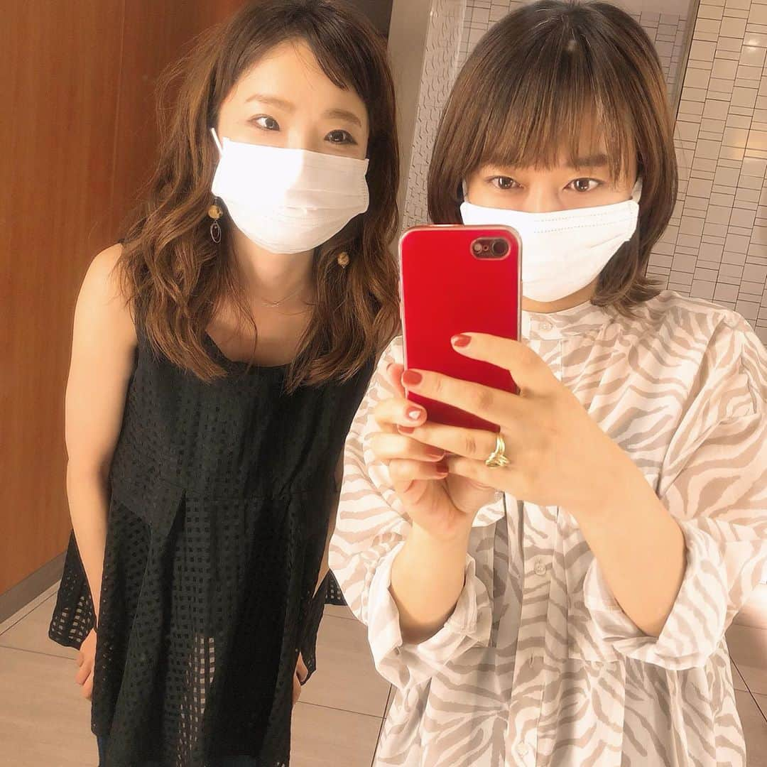 深瀬智聖さんのインスタグラム写真 - (深瀬智聖Instagram)「ガールズトークってほんっと止められないよねぇ〜何時間も☕️お店に居られるよねぇ〜🥺 久しぶりに友達のいづみちゃんとカフェ🍴🍰いづみちゃんは18歳のころ入社した会社の🚌同期だったりします😍✨ほんとよく遊びにいったな〜w  そんないづみちゃんが!! "2020ミセスアースジャパン福岡 "のファイナリストとして頑張っています🥺✨ 何年かぶりに会ったけどスタイルもよくて綺麗にしてて私も頑張らなきゃと思った🥺美容にも詳しいから色々アドバイスしてもらった✊🏻😚 SNS苦手って言ってたので優しいフォロワーのみなさまサポートよろしくお願いします❤️🥰笑  久しぶりに一緒に写真とったー🤣よくプリクラとったよね！🤣 スマホの自撮りは2人とも苦手です 笑！！ 一瞬マスク取ったけど許してね🥺  #ミセスアースジャパン福岡大会  #ミセスアースジャパンファイナリスト  #ミセスアースジャパンコンテスト2020  #fukuoka」9月13日 20時08分 - chiseifukase