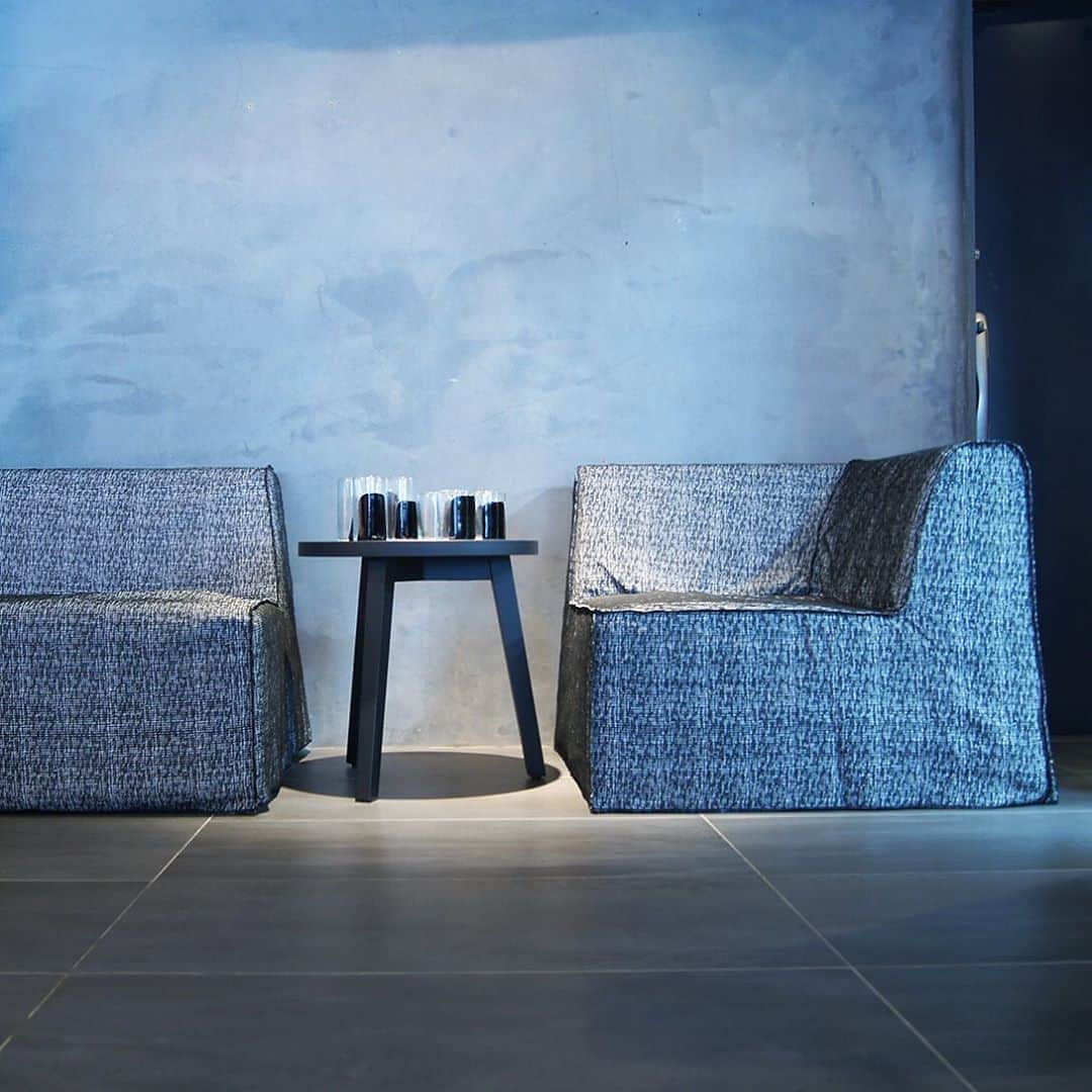 GERVASONI JAPAN / ジェルバゾーニ ジャパンのインスタグラム：「【Products】  Sofa : INOUT 406 / 407 Small Table : GRAY 42  【GERVASONI TOKYO】 〒107-0062 東京都港区南青山 6-8-8 Tel:03-6418-5764 Fax:03-3486-5074 営業時間：11:00~18:00(事前予約制) 火・水曜定休   ※ご来店は事前予約制を承っております。前日までにご予約をお願いいたします。 ※新型コロナウィルス感染拡大の状況に応じて営業時間・定休日を変更する場合がございます。 変更があり次第、弊社ホームページおよびSNSにてご案内させて頂きます。  #gervasoni #gervasoni1882 #gervasonijapan #gervasonitokyo #gervasonitour  #paolanavone #interior #interiordesign #madeinitaly #mohebbanmilano #instamood #instagood #picoftheday #archilovers #architecture #archiproducts #productdesign #photooftheday  #ジェルバゾーニ #ジェルバゾーニジャパン #ジェルバゾーニトーキョー #南青山 #東京 #インテリア #イタリア家具 #ソファ #椅子 #テーブル #お洒落さんと繋がりたい #インテリア好き」