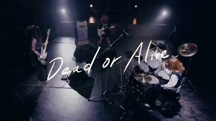 リアルのインスタグラム：「【Dead or Alive】 アルバム収録曲のMVが公開されました！ 皆さんみてくれましたか？？ 感想やコメントYouTubeにて沢山お待ちしております！ #ЯeaL #ライトアップアンビバレンツ #DoA #japan #band #girlsband」