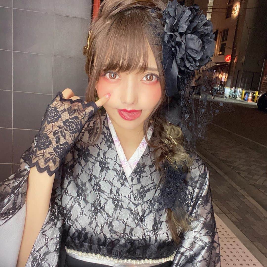 遠藤 玲奈 /endo renaのインスタグラム：「🥀🥀🥀🕸 黒い袴はどーですか☻？ ゴジック好きな方にオススメみたいです🎟 . #浴衣 #ヘアアレンジ #浴衣ヘア #着物ヘア #浴衣女子 #浅草さわだ屋 #編み込みヘア #和装 #和服 #着物ヘア #浴衣コーデ #着物コーデ #サロンモデル #浴衣レンタル #インナーカラー #アッシュ #グレージュ #白着物#黒コーデ#黒 #black #さわだ屋袴」