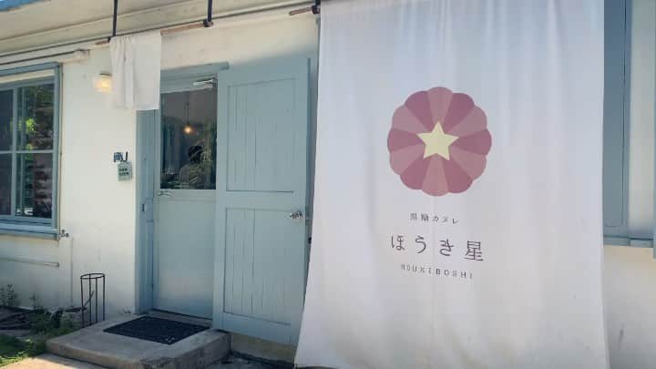 Laraのインスタグラム：「#カヌレ #ほうき星 #沖縄  ここのエリアお家の色味とか 看板がかわいかった🎨❣️ 車から見てたから写真はない！😛」