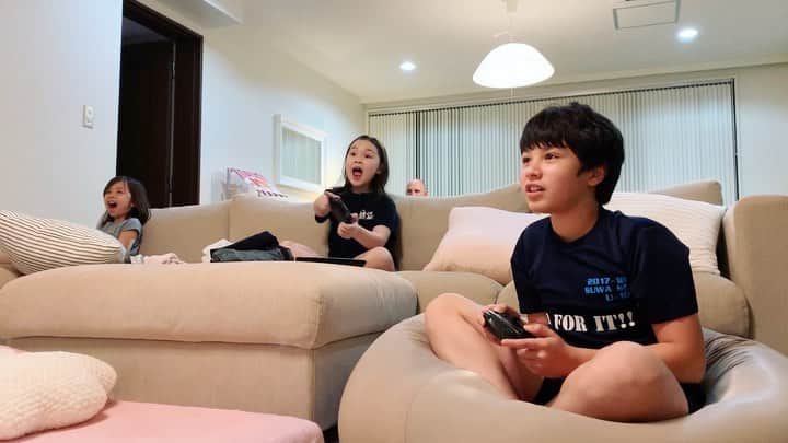 バイリンガル3兄妹のインスタグラム：「マリオカート  静かに黙々とプレイする華がいつも1位で  コントローラーごと右へ左へ動きまくっておしゃべりしまくりなエマがいつもビリ😂  ほんの一瞬 エマが華を追い抜いて 喜んだけど 一瞬でまた抜き返されましたとさ  そして日曜日も終わってしまうー また明日から1週間 がんばりまっしょう  Goodnight♡」