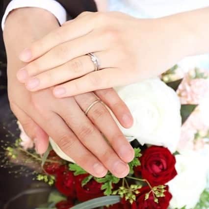 のインスタグラム：「withコロナ時代、結婚準備時間が長くなっているおふたりへ。 笑顔で結婚式を迎えるためのアドバイス💁‍♀️ ②どんな時にもお互いを信じて  ふたりでしっかり話し合い決めた事を、納得の上で自信を持って実行することは とても大切なこと🌿 ふたりの決意をたくさんのサポーターが応援してくれるはずです🥰    #結婚お役立ち情報﻿ ------------------------------------------ 花嫁様のお役立ち情報をお伝えしていきます❤️﻿ ﻿ 疑問に思うことや不安なのことは﻿ 気軽にご相談くださいね🍀﻿ ﻿ ▷▷▶︎ @kanazawa.weddingcafe﻿ ------------------------------------------ ﻿ #金沢結婚式#金沢結婚式場#金沢結婚#金沢結婚式実例#金沢結婚式場探し#金沢披露宴#金沢結婚式準備#金沢プレ花嫁#金沢花嫁#金沢市#金沢#金沢カフェ#金沢ランチ#金沢カフェ巡り#おしゃれ花嫁#おしゃれ花嫁さんとつながりたい#家族婚#家族写真#家族挙式 #結婚式#withコロナの結婚式」