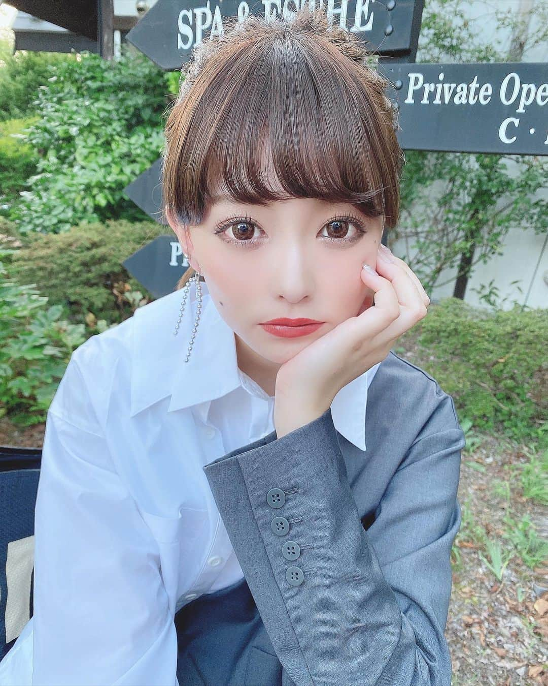 りなてぃさんのインスタグラム写真 - (りなてぃInstagram)「﻿ いまからインスタライブ🥺💓﻿ そしてこの日付けてたピアスも、明日先行発売だよ💓﻿ ﻿ とにかくボールチェーンが可愛くて﻿ たっぷり使ったよ〜💓💓お気に入り🙈﻿ ﻿ ﻿ 軽井沢、また行きたいなぁ〜🥺﻿ 本当に過ごしやすくて最高だったの！！！﻿ ﻿ ストーリーにもまとめて載せるので﻿ もう少しだけお待ち下さいーーーー🙏🏻﻿ ﻿ ﻿ メイクする時間ほんとになくて﻿ アイシャドウで眉描いた。許して🤣🤣🤣﻿ ﻿ ﻿ #カラコン #アイメイク #ラッシュリフト ﻿ #シルバーアクセサリー #デカ目メイク #コスメ ﻿ #コスメ好き  #自まつ毛メイク #りなてぃー﻿ ﻿ ﻿ ﻿」9月13日 20時26分 - rinatea_25