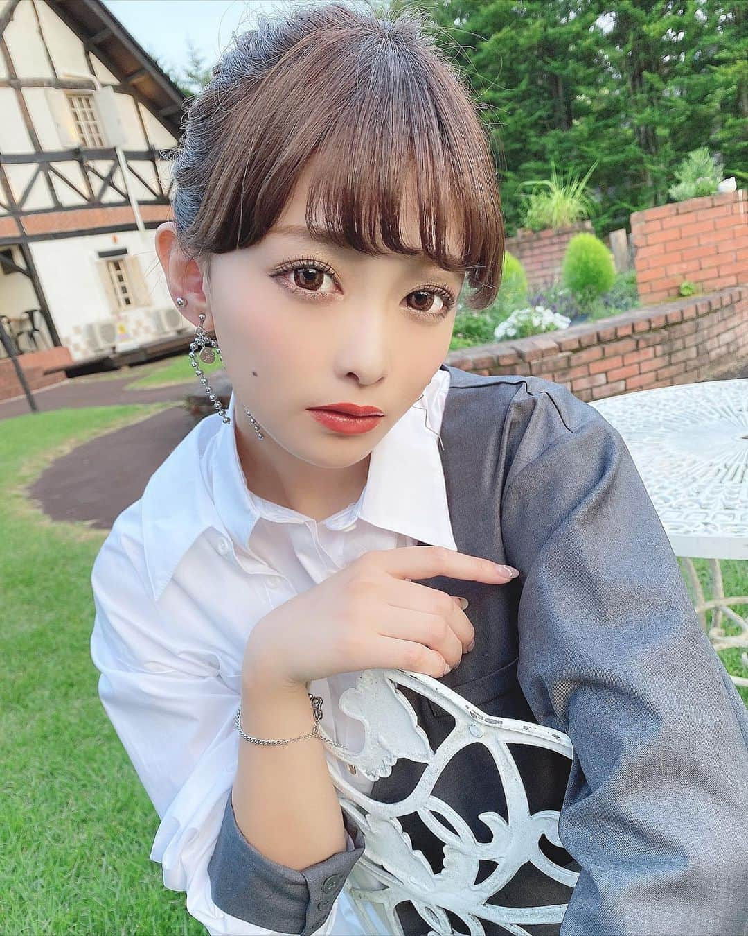 りなてぃさんのインスタグラム写真 - (りなてぃInstagram)「﻿ いまからインスタライブ🥺💓﻿ そしてこの日付けてたピアスも、明日先行発売だよ💓﻿ ﻿ とにかくボールチェーンが可愛くて﻿ たっぷり使ったよ〜💓💓お気に入り🙈﻿ ﻿ ﻿ 軽井沢、また行きたいなぁ〜🥺﻿ 本当に過ごしやすくて最高だったの！！！﻿ ﻿ ストーリーにもまとめて載せるので﻿ もう少しだけお待ち下さいーーーー🙏🏻﻿ ﻿ ﻿ メイクする時間ほんとになくて﻿ アイシャドウで眉描いた。許して🤣🤣🤣﻿ ﻿ ﻿ #カラコン #アイメイク #ラッシュリフト ﻿ #シルバーアクセサリー #デカ目メイク #コスメ ﻿ #コスメ好き  #自まつ毛メイク #りなてぃー﻿ ﻿ ﻿ ﻿」9月13日 20時26分 - rinatea_25