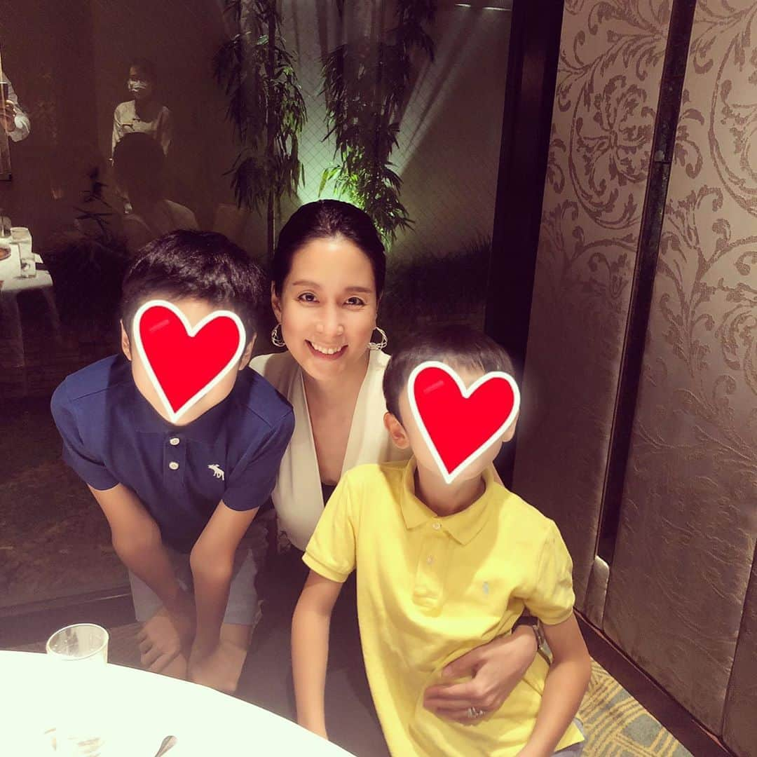 内田恭子さんのインスタグラム写真 - (内田恭子Instagram)「母のお誕生会にて。毎日の慌しさにかまけて、こうしてイベントがないと、きちんと子供たちと一緒の写真に収まることが少なくなってきたなあ。写真、大事。あっという間に大きくなってしまいそうだから。気がついた時にちゃんと撮っていこう。  #子供の成長 #早すぎて #母の古希祝い #家族　#内田恭子 #kyokouchida」9月13日 20時27分 - kyoko.uchida.official