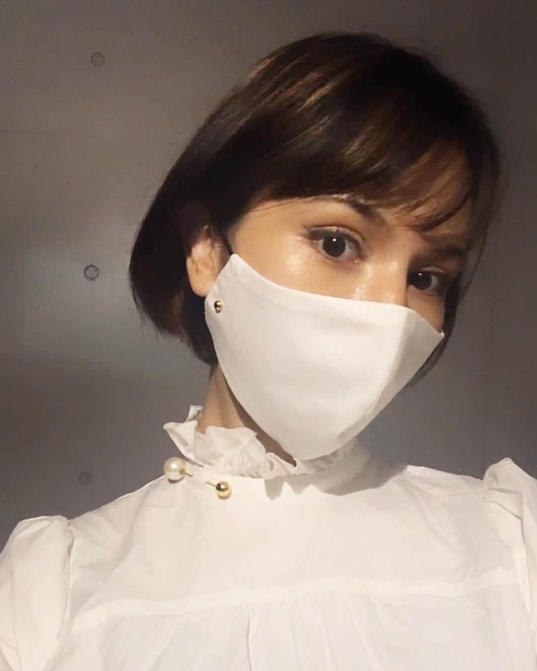 水沢アリーさんのインスタグラム写真 - (水沢アリーInstagram)「@fs6_ikenosachi で合わせてゲットしたコンビ。シャツのゴールドとマスクのゴールド✌🏽 アクセサリーいらず⛓⛓⛓ #マスクは必需品だね #どんな格好にも合いそう #wearmask  #lavecmaison」9月13日 20時28分 - ally_mizusawa