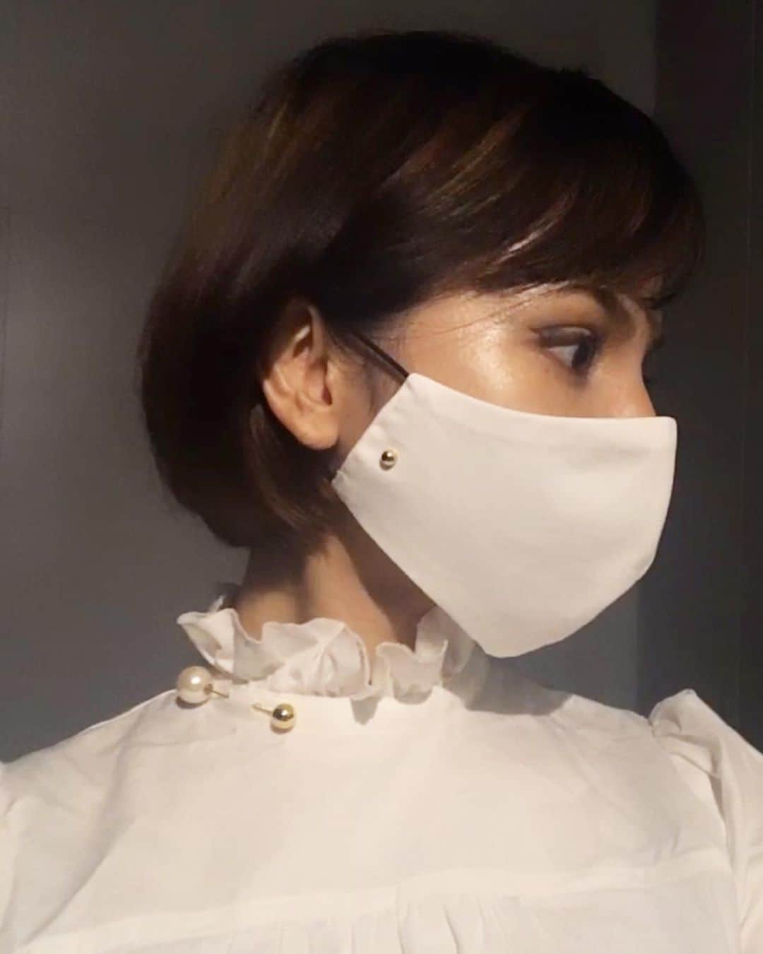 水沢アリーさんのインスタグラム写真 - (水沢アリーInstagram)「@fs6_ikenosachi で合わせてゲットしたコンビ。シャツのゴールドとマスクのゴールド✌🏽 アクセサリーいらず⛓⛓⛓ #マスクは必需品だね #どんな格好にも合いそう #wearmask  #lavecmaison」9月13日 20時28分 - ally_mizusawa