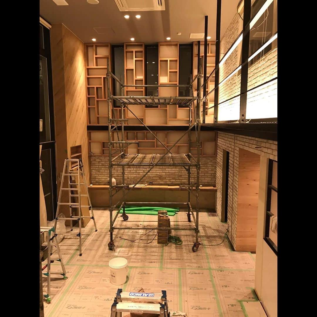 Interior & Renovation/建築_インテリアさんのインスタグラム写真 - (Interior & Renovation/建築_インテリアInstagram)「天井までの本棚作ってみた  宇都宮市のしみずファミリークリニック  改修の際に、個人的に子供の頃からの憧れ。ハシゴに登らないと取れない本棚を造らせてもらいました。  映画とか、コナンとか観てると出てくるよね  ベニヤはりーの、 鉄骨流しーの、 本棚取付ーの、 インテリア固定しーの 素敵な壁面になりましたー！！  こんなお洒落なクリニックあったっていいじゃない？  ちなみにクリニックの待合席は、 席同士対面にならないように全てしてありますよーん 席数減らしてでもね。  感染症対策もあり、 本日自動会計機を設置！ すごい時代ですねぇ〜  予防接種がてら、本棚見に行ってみて下さいねっ  #glowplan永山 #グルーガン #無敵  #インテリア #栃木 #宇都宮 #デザイン #リノベーション #リフォーム #リメイク #japan #japanese #design #renovation #interior #クリニック　#本棚　#レンガ　#ブリックタイル　#コナン　#本棚　#本棚収納 #本棚のある暮らし」9月13日 20時29分 - viollante_official