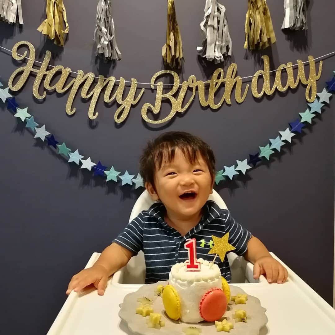 Kaori Takinoのインスタグラム：「2020.9.13. １歳になったよ～💙💙  オリジナルレシピのパンケーキ焼いて、水切りヨーグルトに少し生クリーム足したスペシャルクリームでケーキ作ったよ🍰 半分くらい一気に食べたよ‼️  #1歳 #１歳誕生日 #誕生日ケーキ #DAISO」
