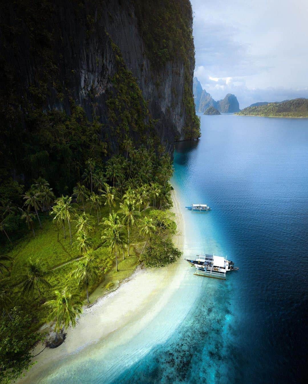 Discover Earthさんのインスタグラム写真 - (Discover EarthInstagram)「Who wants to go there this Sunday ?  "Unwordly views of one of the most surreal places on Earth ! ⛰🌴⁣⁣⁣"  🇵🇭 #discoverphilippines  with @merrwatson  #Philippines #paradise #earth」9月13日 20時30分 - discoverearth