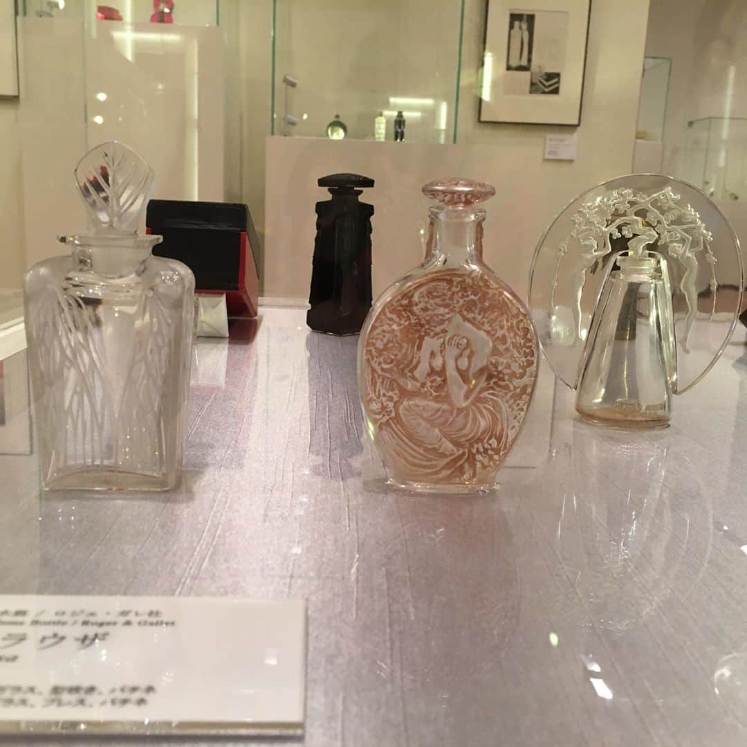 小橋めぐみさんのインスタグラム写真 - (小橋めぐみInstagram)「箱根ラリック美術館開館15周年 ラリック生誕160年を記念して開催中の 「ドラマチック・ラリック」展へ。 美術館内のカフェレストラン、リスにて、企画展限定スウィーツを。 ラリックの香水瓶「ダン・ラ・ニュイ」がモチーフになっています。 展覧会の様子はブログに綴りました🖋 プロフィールから飛べます🕊 #箱根ラリック美術館 ★許可を得て撮影しています」9月13日 20時31分 - megumikok