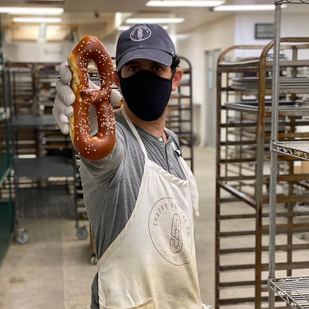 アダム・シャピロのインスタグラム：「So the pretzel thing is still happening. And it’s insane. Follow @shappypretzel for A LOT OF SOFT PRETZEL CONTENT.」