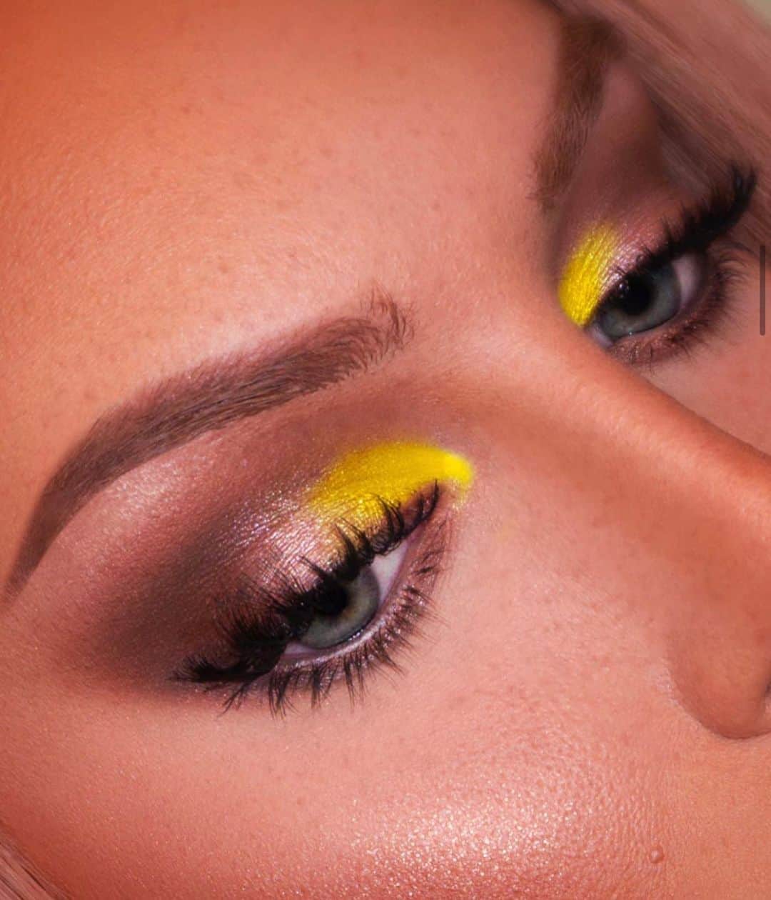 Jeffree Star Cosmeticsさんのインスタグラム写真 - (Jeffree Star CosmeticsInstagram)「We love a pop of color💛 @bambiborg created this stunning look using our #Conspiracy eyeshadow palette ✨ #jeffreestarcosmetics」9月14日 6時00分 - jeffreestarcosmetics