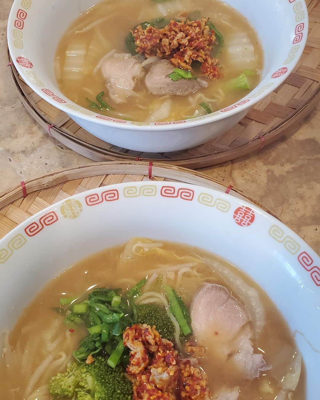 桃井かおりさんのインスタグラム写真 - (桃井かおりInstagram)「味噌ラーメン激辛肉そぼろ(豚肉と同量のニンニクと結構同量の旨味唐辛子炒める❗)今あ～これにはまってまーす‼️ #la暮らし #おいしい #かおり飯 #まだまだおうち時間」9月14日 5時58分 - kaori_momoi