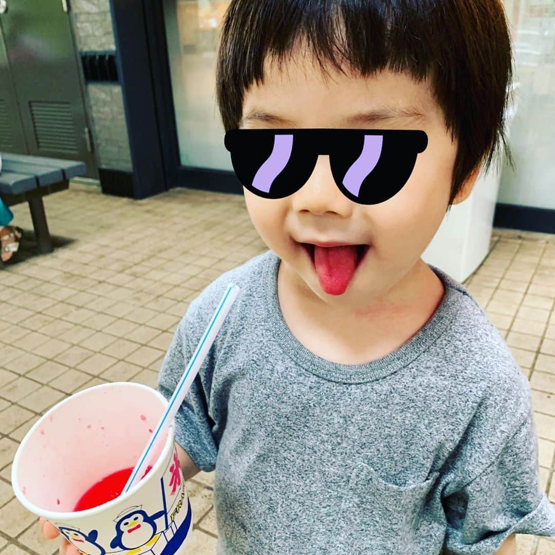 安田美沙子さんのインスタグラム写真 - (安田美沙子Instagram)「初めて1人でベビーカー＆息子の自転車の組み合わせで行動。 そして、赤ちゃんも初めてyoyoのベビーカー✨ 今まではお兄ちゃんがベビーカー、赤ちゃんは抱っこ紐だったけど、3.4時間のだっこでほんとに疲れ切ってしまうので、yoyoデビューしました。お兄ちゃんも、貸してくれた😊 万が一兄が寝たら、兄ベビーカー、弟抱っこ紐も出来るし、荷物もかけれる！帰りは車で帰ったけど、赤ちゃんの乗るベビーカーにお兄ちゃんがちゃんとくっ付いて来てくれたら安心だなぁ。 2人いると、やりくりの正解をいつもさがしています。 . . . #park #シャボン玉　#yoyo #babycar #boys #flower #pink #自転車　 #やご発見　#何トンボだろう #沢山走り回れて良かったね #公園のリールもあるのでみてね」9月14日 6時03分 - yasuda_misako