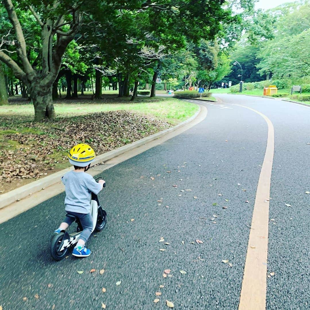 安田美沙子さんのインスタグラム写真 - (安田美沙子Instagram)「初めて1人でベビーカー＆息子の自転車の組み合わせで行動。 そして、赤ちゃんも初めてyoyoのベビーカー✨ 今まではお兄ちゃんがベビーカー、赤ちゃんは抱っこ紐だったけど、3.4時間のだっこでほんとに疲れ切ってしまうので、yoyoデビューしました。お兄ちゃんも、貸してくれた😊 万が一兄が寝たら、兄ベビーカー、弟抱っこ紐も出来るし、荷物もかけれる！帰りは車で帰ったけど、赤ちゃんの乗るベビーカーにお兄ちゃんがちゃんとくっ付いて来てくれたら安心だなぁ。 2人いると、やりくりの正解をいつもさがしています。 . . . #park #シャボン玉　#yoyo #babycar #boys #flower #pink #自転車　 #やご発見　#何トンボだろう #沢山走り回れて良かったね #公園のリールもあるのでみてね」9月14日 6時03分 - yasuda_misako