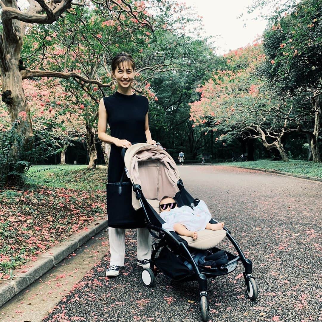 安田美沙子さんのインスタグラム写真 - (安田美沙子Instagram)「初めて1人でベビーカー＆息子の自転車の組み合わせで行動。 そして、赤ちゃんも初めてyoyoのベビーカー✨ 今まではお兄ちゃんがベビーカー、赤ちゃんは抱っこ紐だったけど、3.4時間のだっこでほんとに疲れ切ってしまうので、yoyoデビューしました。お兄ちゃんも、貸してくれた😊 万が一兄が寝たら、兄ベビーカー、弟抱っこ紐も出来るし、荷物もかけれる！帰りは車で帰ったけど、赤ちゃんの乗るベビーカーにお兄ちゃんがちゃんとくっ付いて来てくれたら安心だなぁ。 2人いると、やりくりの正解をいつもさがしています。 . . . #park #シャボン玉　#yoyo #babycar #boys #flower #pink #自転車　 #やご発見　#何トンボだろう #沢山走り回れて良かったね #公園のリールもあるのでみてね」9月14日 6時03分 - yasuda_misako