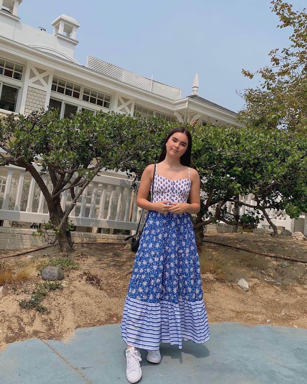 ランドリー・ベンダーのインスタグラム：「I’m moving to the snow next week so I had to get this dress in while I could lol 😇」