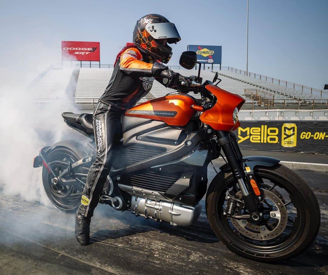 Harley-Davidson Japanさんのインスタグラム写真 - (Harley-Davidson JapanInstagram)「🏁先週開催された全米ホットロッド協会公式ドラッグレースで Angelle Sampey 選手の駆る LiveWire が市販電動モーターサイクルのゼロヨン世界記録を樹立しました ⚡⚡⚡ 時速110.35マイルのトップスピードで叩き出した0-400mタイムは11.156秒。Sampey 選手おめでとうございます🎉   #ハーレー #harley #ハーレーダビッドソン #harleydavidson #バイク #bike #オートバイ #motorcycle #ライブワイヤー #livewire #elw #電動スポーツバイク #electricsportbike #ev #スリル #thrills #NHRA #2020 #自由 #freedom」9月14日 6時18分 - harleydavidsonjapan