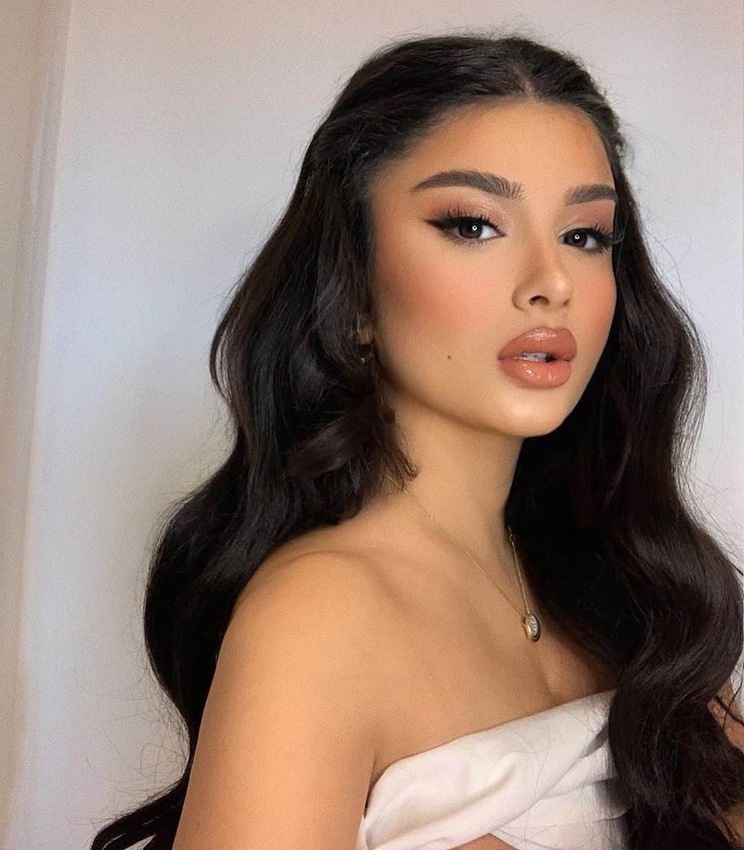 Kylie Cosmeticsさんのインスタグラム写真 - (Kylie CosmeticsInstagram)「the gorgeous @khelan.mh wearing Bronzer Stick in Bronze Tan and Crush Blush 🤍✨ tomorrow's the last day to get $10 off when you spend $50 or more on KylieCosmetics.com」9月14日 6時16分 - kyliecosmetics