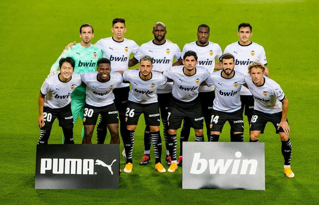 エリアカン・マンガラのインスタグラム：「Felicitaciones a todo el equipo 👏🏿 Me gusta esta solidaridad y este estado de ánimo No nos dimos por vencidos y vamos a alcanzar la victoria Amunt Valencia 🦇 #M4NG4L4」