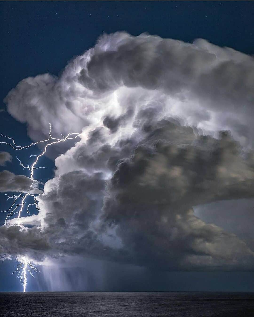 Canon Photographyさんのインスタグラム写真 - (Canon PhotographyInstagram)「Bolt from the blue in France ⚡️ Photography // @vianney.rudent.photo  Curated by @steffeneisenacher  #lightning #thunderstorm #france #southernfrance #stars #longexposurephotography」9月14日 6時30分 - cpcollectives