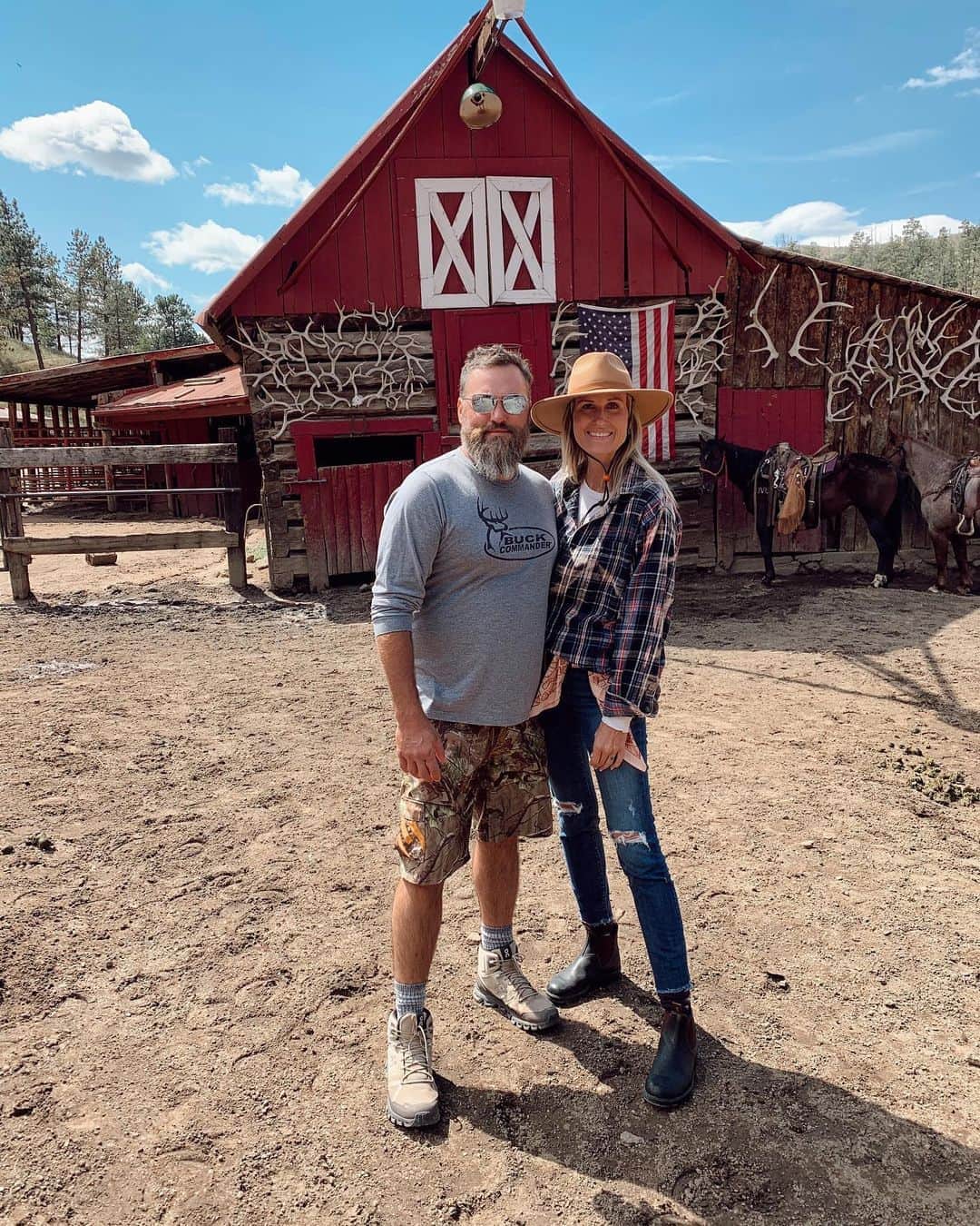 コリー・ロバートソンのインスタグラム：「Spent the last couple of days living that cowboy life and loved every minute 🤠 one of us really got in the spirit, ha! @realwilliebosshog came straight from an elk hunt so he had all camo and hiking boots in his suitcase 😂 #lostvalleyranch」