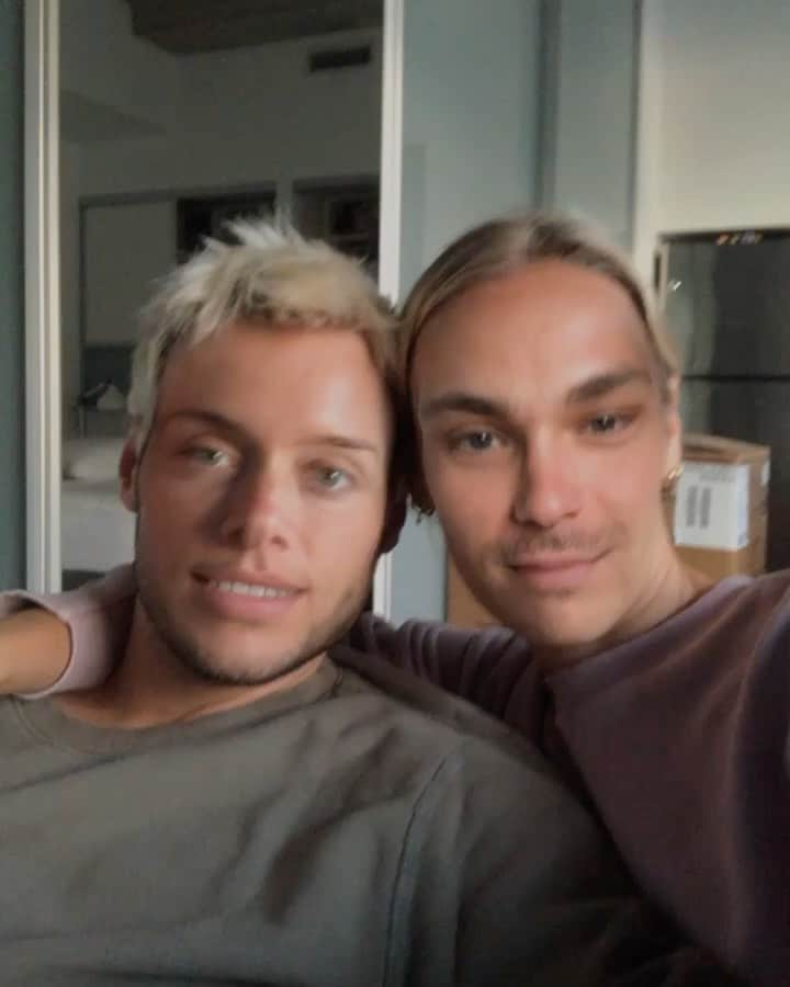 レイチェル・スカーステンのインスタグラム：「I’m so glad I married you and that you let me do things like this to you almost daily.」