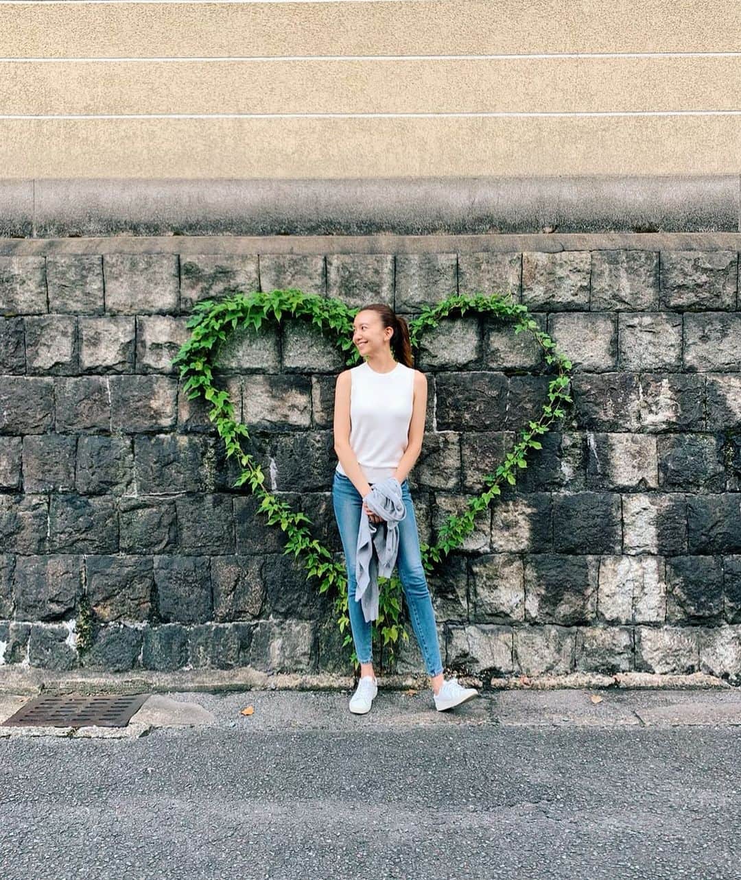 大出千尋のインスタグラム：「. お散歩中に見つけた、石壁に葉っぱのハート❤︎ . 今日も皆さんが幸せに過ごせますように💛」