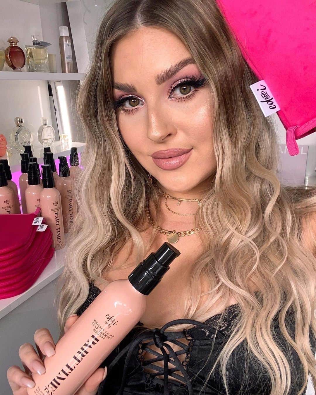 Shannonのインスタグラム：「GIVEAWAY! 🥰 To celebrate the launch of @edni.body’s new vegan and natural formula of their PART TIME tan, we are giving away a years worth of tan, PLUS all these goodies! To enter, simply follow @edni.body and @shaaanxo and tag the friends you would share this with. 1 comment = 1 entry Share to story = 5 entries Use ‘shaaanxo’ for 20% off their body range Giveaway ends in 14 days – we will check both accounts are being followed, good luck angels! #ad 💞」