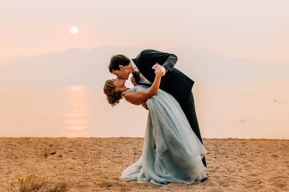 アレックス・オノルドのインスタグラム：「We got married!! Small family ceremony on the lake, officiated by @tommycaldwell, totally lovely all the way around. @sannimccandless was radiant as always, the apocalyptic smoke cleared enough for some decent views, and we had a beautiful evening.  I’m sure more pics and details will follow, but pretty exciting!  Thanks @photocait for the great photos.」