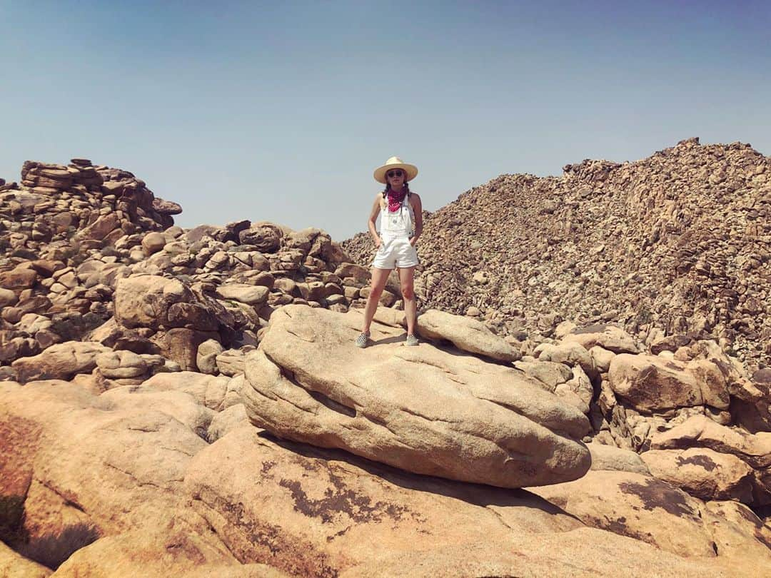 リンジー・ゴートのインスタグラム：「🌵 home sweet rocky home 🌵」