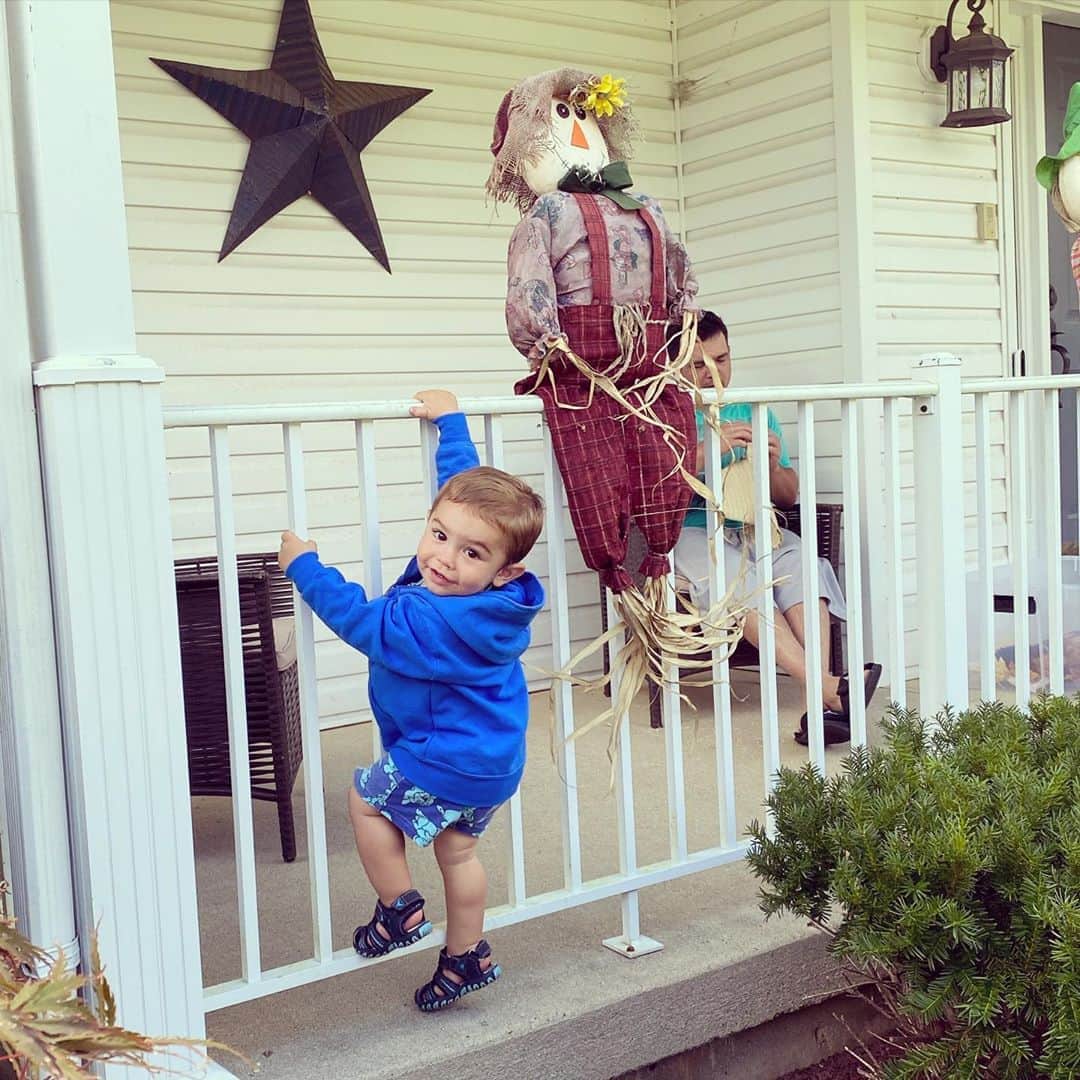 ディーナ・ニコール・コルテーゼのインスタグラム：「Getting ready for fall with mommy and daddy ❤️」