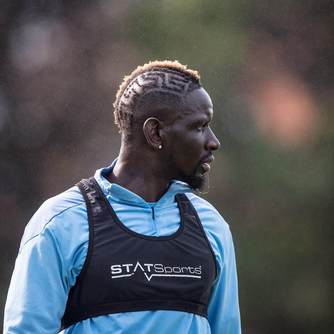 ママドゥ・サコーのインスタグラム：「Ready !!! ⚽️💥🔴🔵 #CPFCFamily #TeamSakho @cpfc」